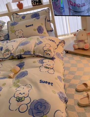 91家纺网 家纺一手货源 找家纺 安哆啦家纺 2024新款牛奶绒三角针四件套 蓝花小兔