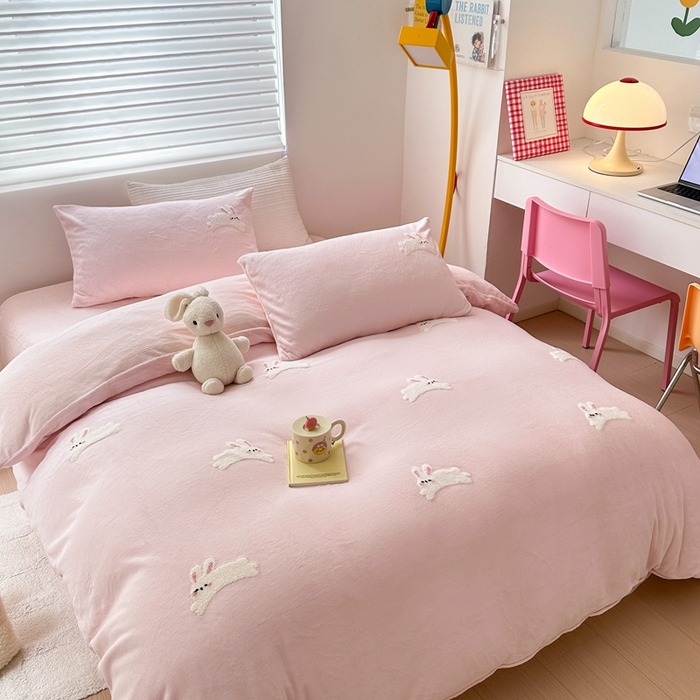 91家纺网 家纺一手货源 找家纺 星期八 2023新款牛奶绒毛巾绣四件套 萌萌兔