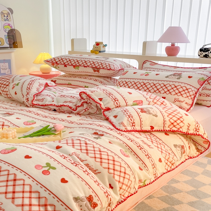 91家纺网 家纺一手货源 找家纺 安哆啦家纺 2024新款牛奶绒三角针四件套 草莓女孩