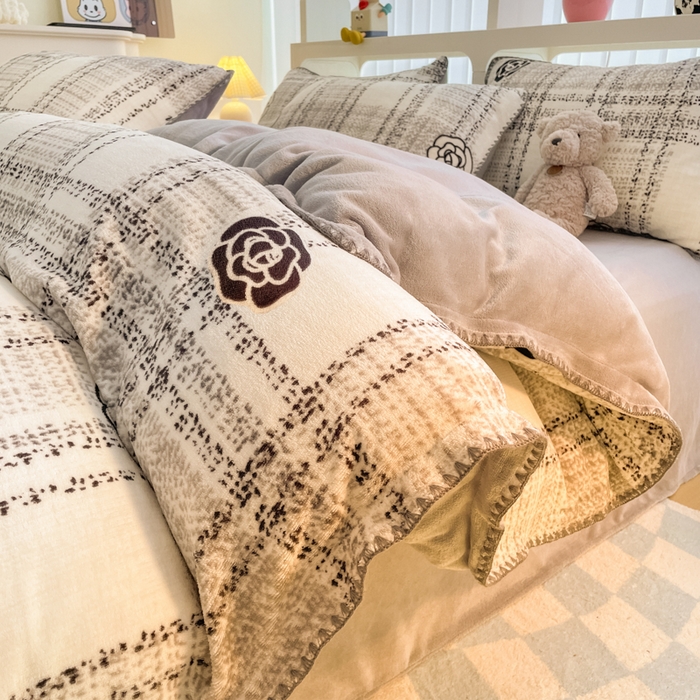 91家纺网 家纺一手货源 找家纺 安哆啦家纺 2024新款牛奶绒三角针四件套 格调花