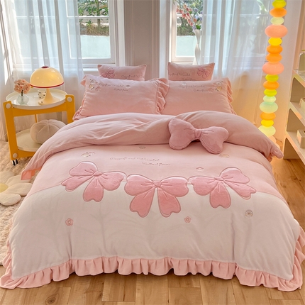 91家纺网 家纺一手货源 找家纺 （总）绒棉世家 2025新款设计师款230克高克重-蝴蝶结款（不要抱枕-10元）（控价标准188以上）牛奶绒贴布绣四件套