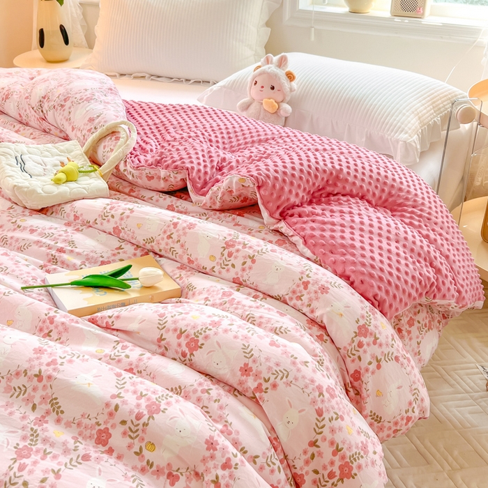 91家纺网 家纺一手货源 找家纺 居易简 2025新款水洗棉双层纱豆豆被 小桃兔兔