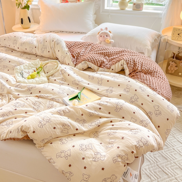 91家纺网 家纺一手货源 找家纺 居易简 2025新款水洗棉双层纱豆豆被 小熊院长