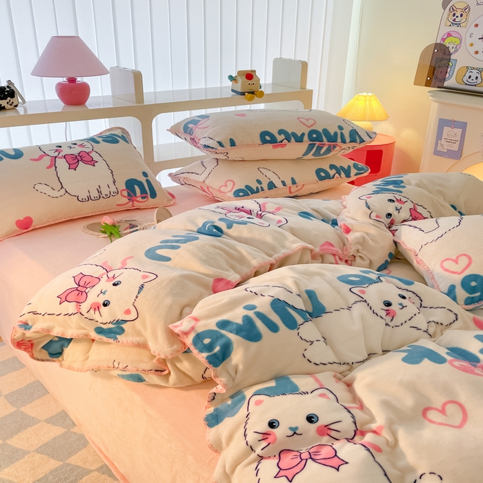 91家纺网 家纺一手货源 找家纺 安哆啦家纺 2024新款牛奶绒三角针四件套 英文猫咪