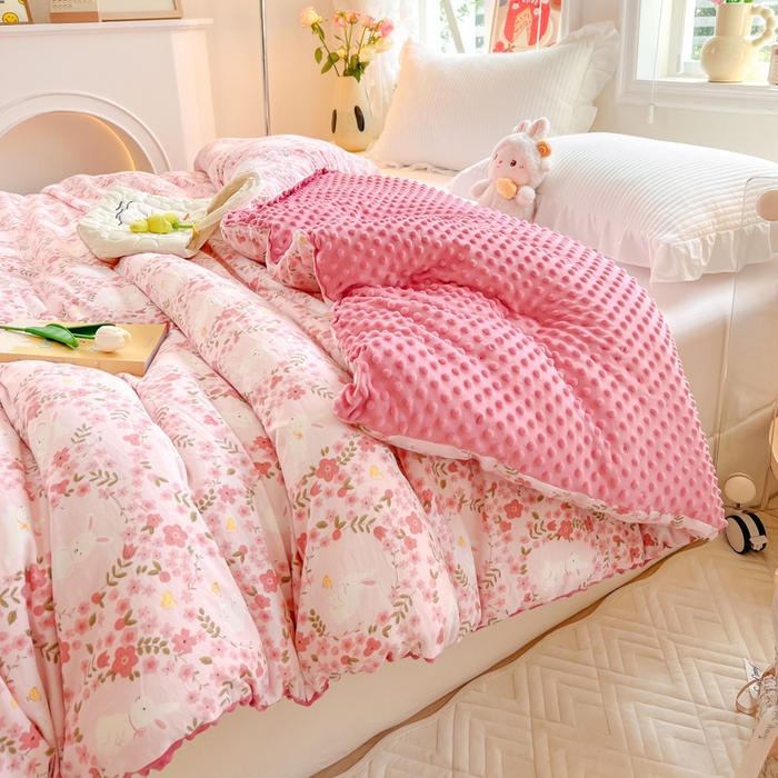 91家纺网 家纺一手货源 找家纺 居易简 2025新款水洗棉双层纱豆豆被 小桃兔兔