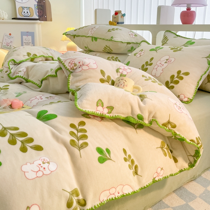 91家纺网 家纺一手货源 找家纺 安哆啦家纺 2024新款牛奶绒三角针四件套 绿叶兔兔