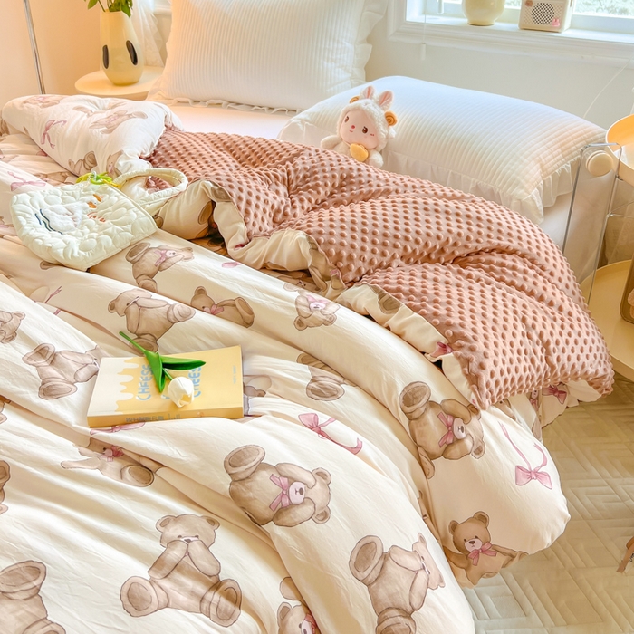 91家纺网 家纺一手货源 找家纺 居易简 2025新款水洗棉双层纱豆豆被 童话小熊