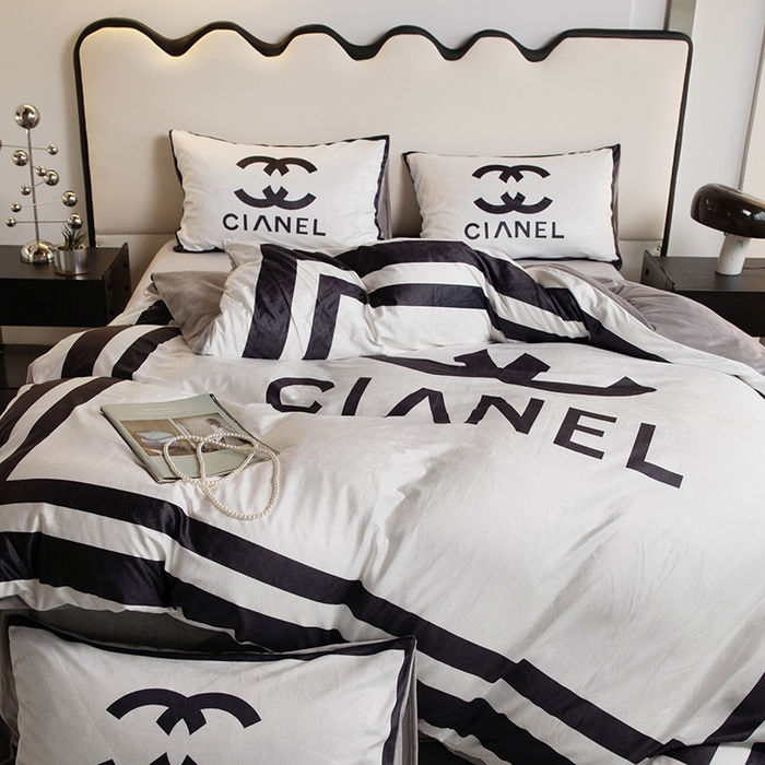 91家纺网 家纺一手货源 找家纺 色鬼 2023新款网红款潮牌婴儿绒宝宝绒印花牛奶绒四件套 可可白