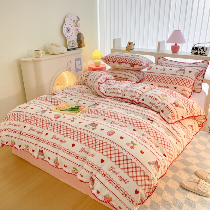 91家纺网 家纺一手货源 找家纺 安哆啦家纺 2024新款牛奶绒三角针四件套 草莓女孩