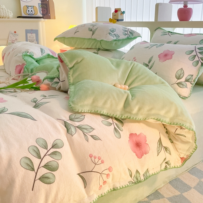 91家纺网 家纺一手货源 找家纺 安哆啦家纺 2024新款牛奶绒三角针四件套 花丛间