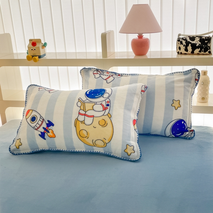 91家纺网 家纺一手货源 找家纺 安哆啦家纺 2024新款牛奶绒三角针四件套 太空人