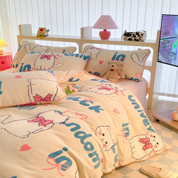 91家纺网 家纺一手货源 找家纺 安哆啦家纺 2024新款牛奶绒三角针四件套 英文猫咪