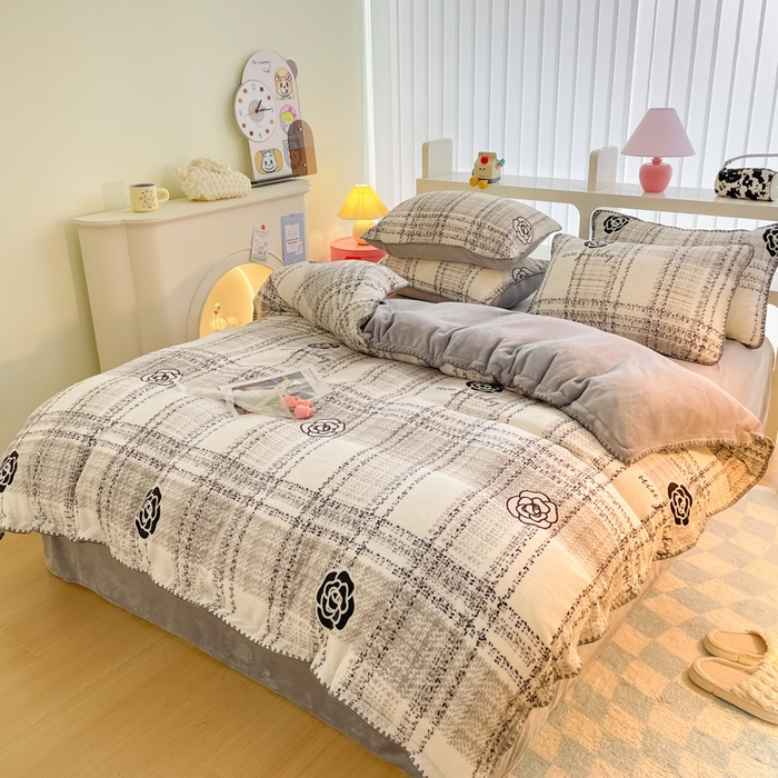 91家纺网 家纺一手货源 找家纺 安哆啦家纺 2024新款牛奶绒三角针四件套 格调花