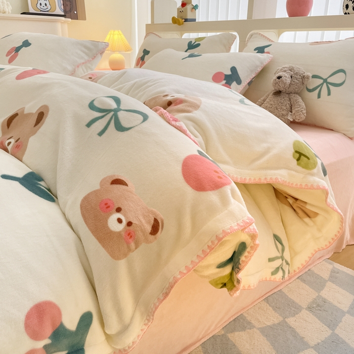 91家纺网 家纺一手货源 找家纺 安哆啦家纺 2024新款牛奶绒三角针四件套 小熊宝