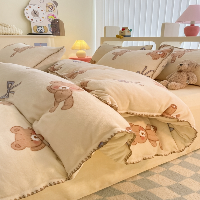 91家纺网 家纺一手货源 找家纺 安哆啦家纺 2024新款牛奶绒三角针四件套 玩具熊