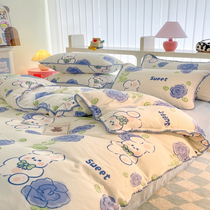 91家纺网 家纺一手货源 找家纺 安哆啦家纺 2024新款牛奶绒三角针四件套 蓝花小兔