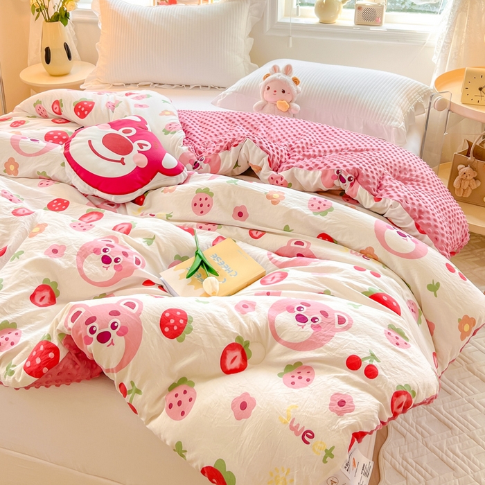 91家纺网 家纺一手货源 找家纺 居易简 2025新款水洗棉双层纱豆豆被 草莓蛋糕