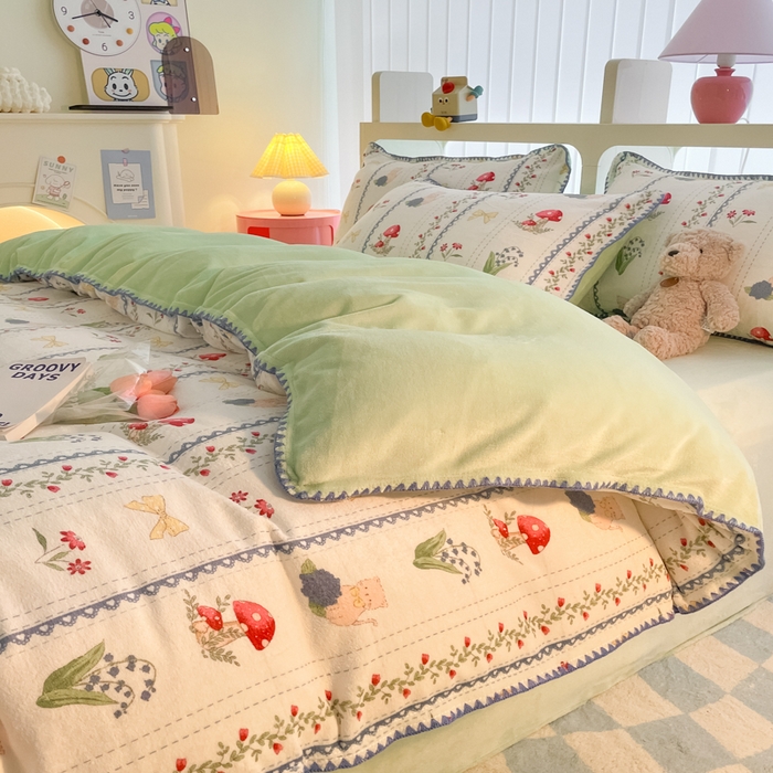 91家纺网 家纺一手货源 找家纺 安哆啦家纺 2024新款牛奶绒三角针四件套 爱丽丝梦游仙境