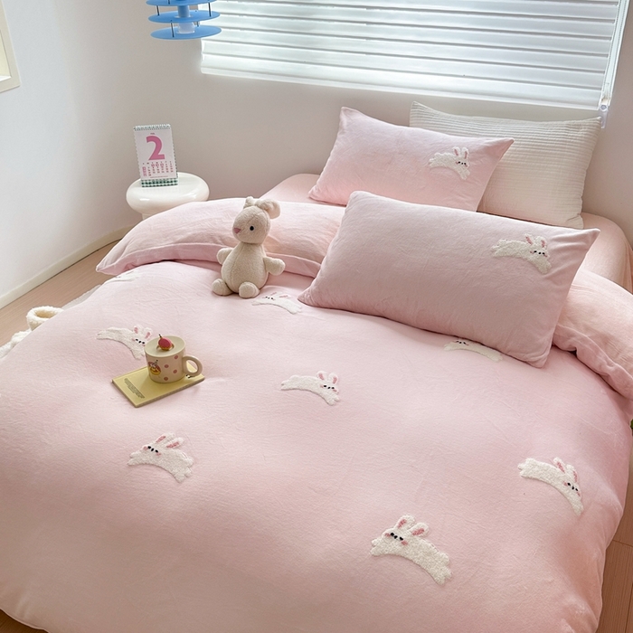 91家纺网 家纺一手货源 找家纺 星期八 2023新款牛奶绒毛巾绣四件套 萌萌兔