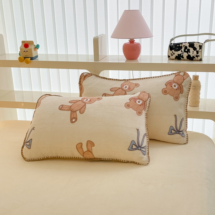 91家纺网 家纺一手货源 找家纺 安哆啦家纺 2024新款牛奶绒三角针四件套 玩具熊