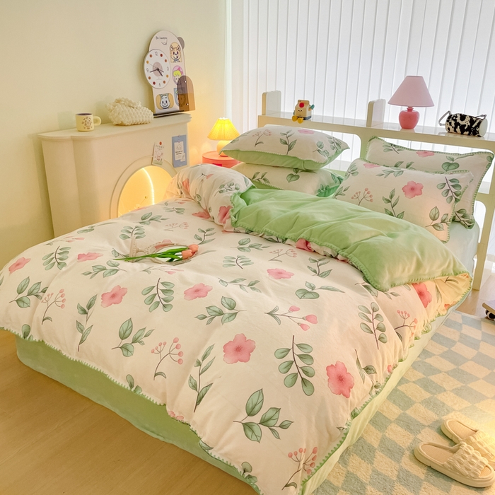 91家纺网 家纺一手货源 找家纺 安哆啦家纺 2024新款牛奶绒三角针四件套 花丛间