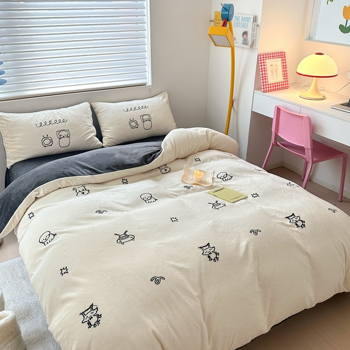 91家纺网 家纺一手货源 找家纺 星期八 2023新款牛奶绒毛巾绣四件套 机器狗