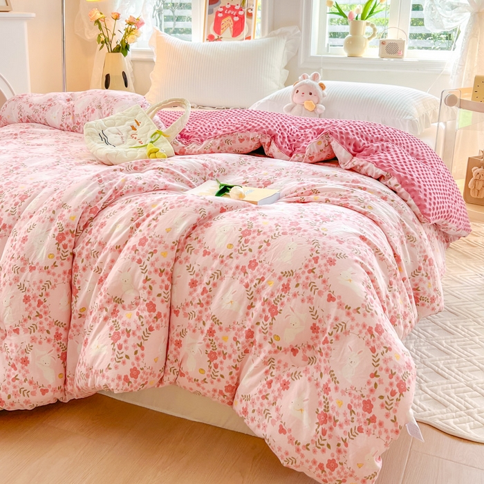 91家纺网 家纺一手货源 找家纺 居易简 2025新款水洗棉双层纱豆豆被 小桃兔兔