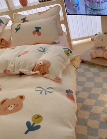 91家纺网 家纺一手货源 找家纺 安哆啦家纺 2024新款牛奶绒三角针四件套 小熊宝