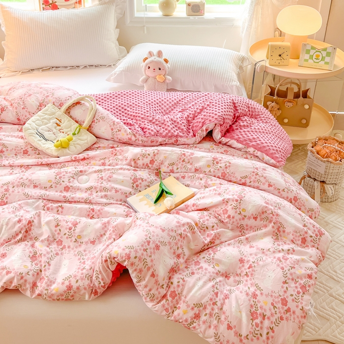 91家纺网 家纺一手货源 找家纺 居易简 2025新款水洗棉双层纱豆豆被 小桃兔兔