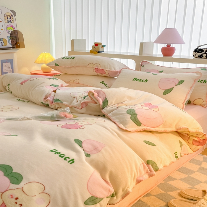 91家纺网 家纺一手货源 找家纺 安哆啦家纺 2024新款牛奶绒三角针四件套 桃桃兔兔