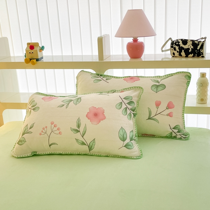 91家纺网 家纺一手货源 找家纺 安哆啦家纺 2024新款牛奶绒三角针四件套 花丛间