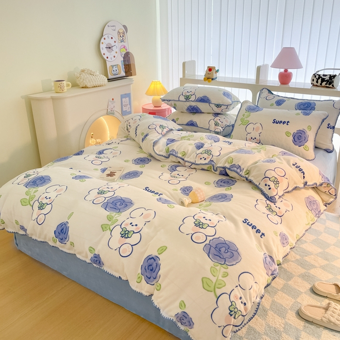 91家纺网 家纺一手货源 找家纺 安哆啦家纺 2024新款牛奶绒三角针四件套 蓝花小兔