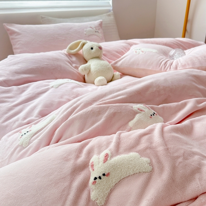 91家纺网 家纺一手货源 找家纺 星期八 2023新款牛奶绒毛巾绣四件套 萌萌兔