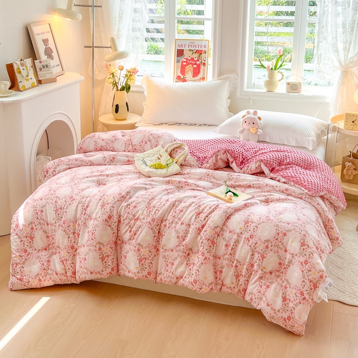 91家纺网 家纺一手货源 找家纺 居易简 2025新款水洗棉双层纱豆豆被 小桃兔兔