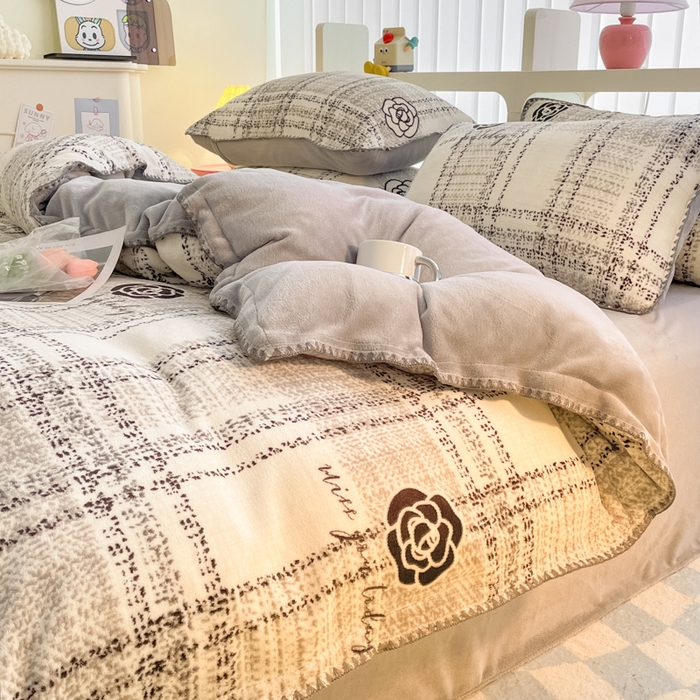 91家纺网 家纺一手货源 找家纺 安哆啦家纺 2024新款牛奶绒三角针四件套 格调花