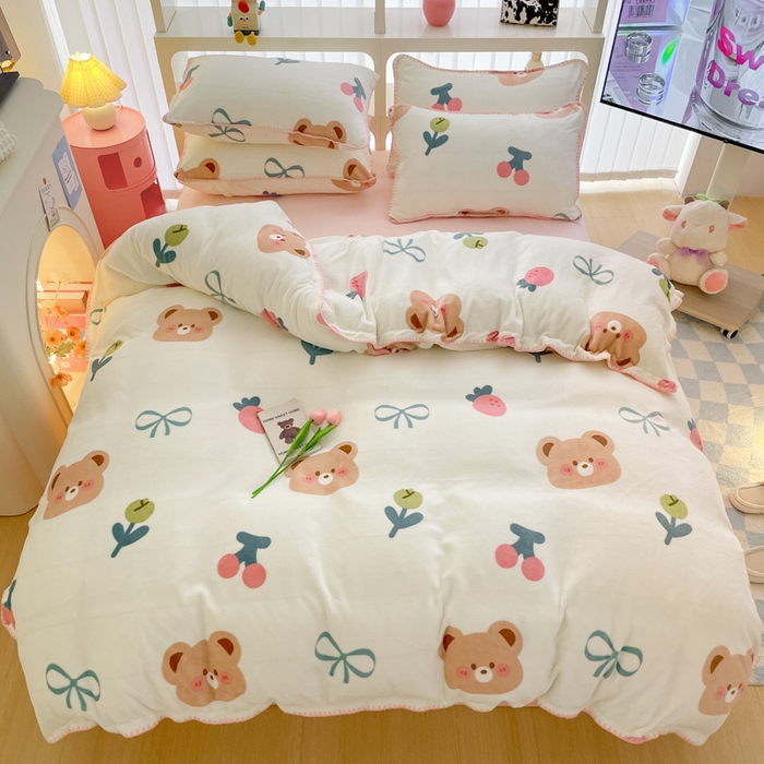 91家纺网 家纺一手货源 找家纺 安哆啦家纺 2024新款牛奶绒三角针四件套 小熊宝