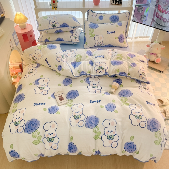 91家纺网 家纺一手货源 找家纺 安哆啦家纺 2024新款牛奶绒三角针四件套 蓝花小兔