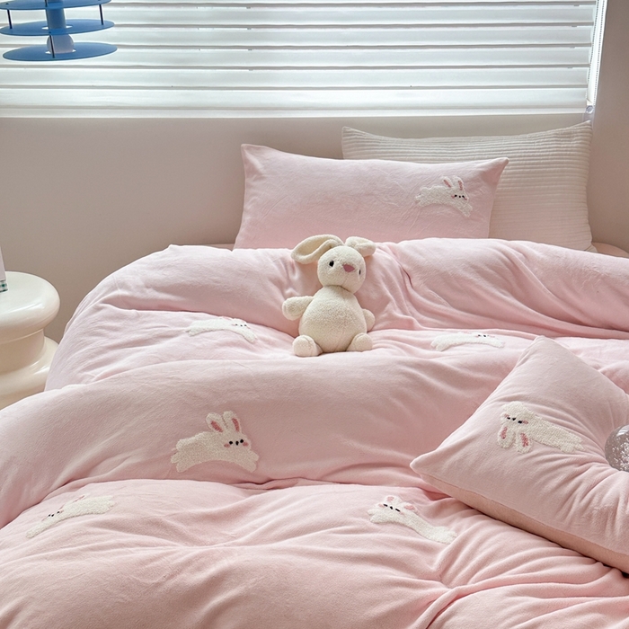 91家纺网 家纺一手货源 找家纺 星期八 2023新款牛奶绒毛巾绣四件套 萌萌兔