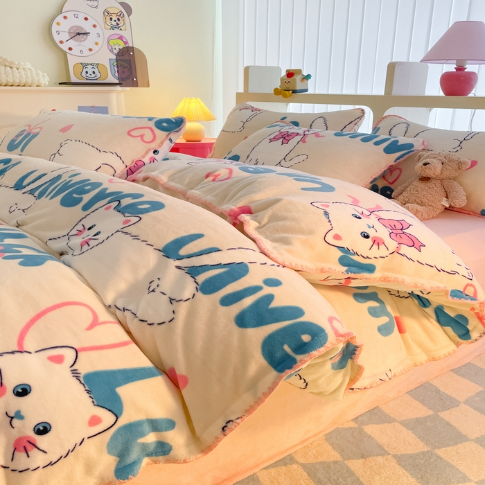 91家纺网 家纺一手货源 找家纺 安哆啦家纺 2024新款牛奶绒三角针四件套 英文猫咪