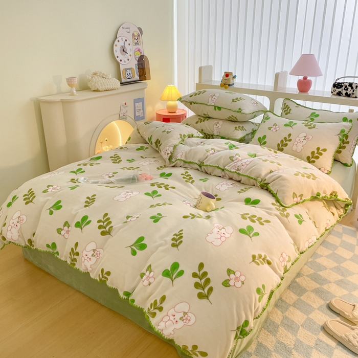 91家纺网 家纺一手货源 找家纺 安哆啦家纺 2024新款牛奶绒三角针四件套 绿叶兔兔