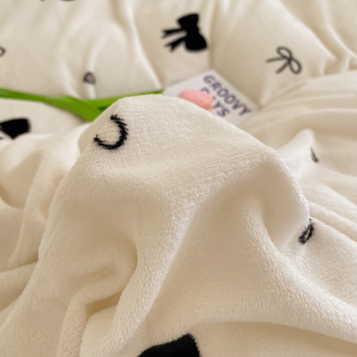 91家纺网 家纺一手货源 找家纺 安哆啦家纺 2024新款牛奶绒三角针四件套 小蝴蝶结