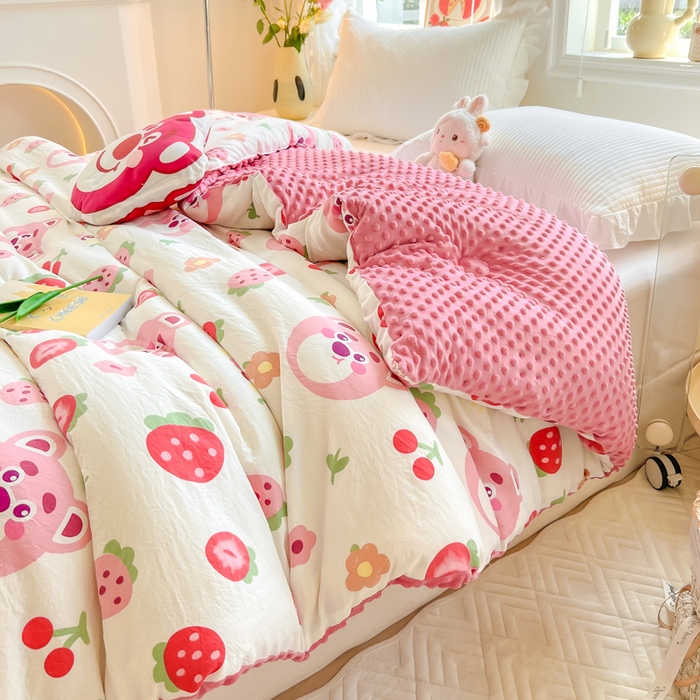 91家纺网 家纺一手货源 找家纺 居易简 2025新款水洗棉双层纱豆豆被 草莓蛋糕