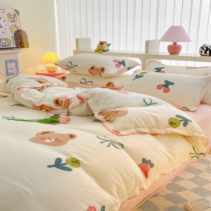 91家纺网 家纺一手货源 找家纺 安哆啦家纺 2024新款牛奶绒三角针四件套 小熊宝