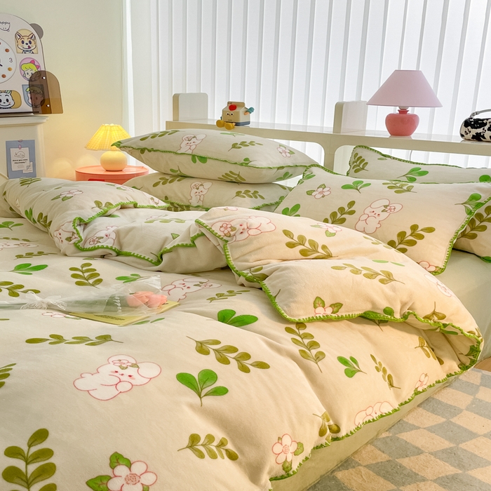 91家纺网 家纺一手货源 找家纺 安哆啦家纺 2024新款牛奶绒三角针四件套 绿叶兔兔