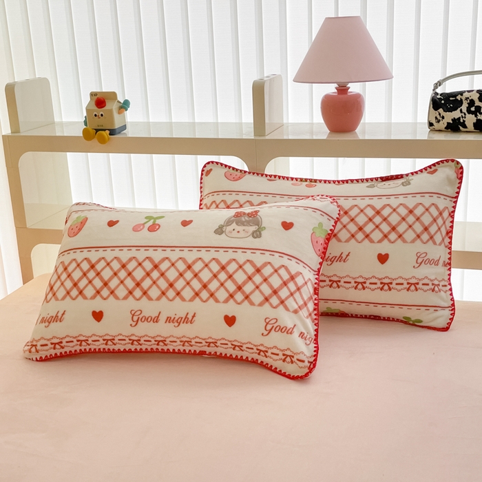 91家纺网 家纺一手货源 找家纺 安哆啦家纺 2024新款牛奶绒三角针四件套 草莓女孩