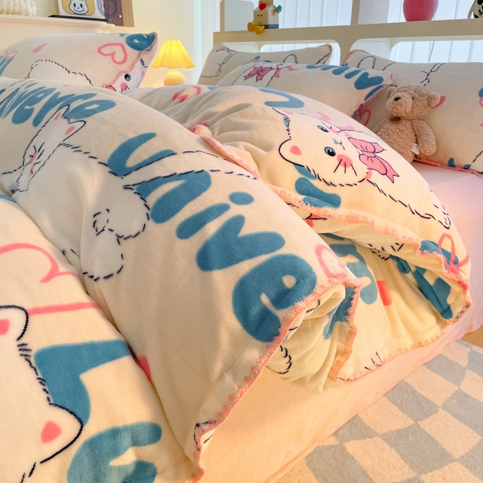 91家纺网 家纺一手货源 找家纺 安哆啦家纺 2024新款牛奶绒三角针四件套 英文猫咪