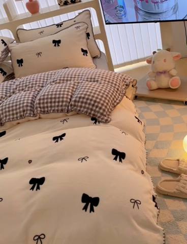 91家纺网 家纺一手货源 找家纺 安哆啦家纺 2024新款牛奶绒三角针四件套 小蝴蝶结