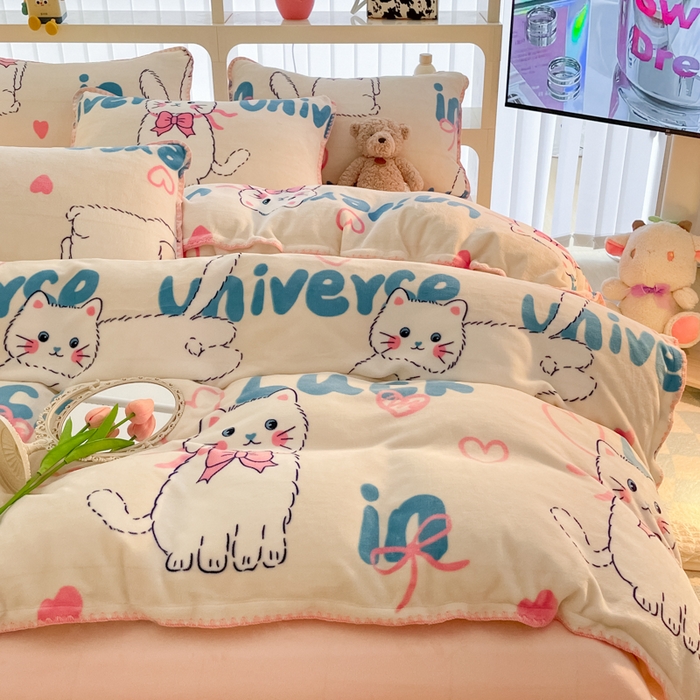 91家纺网 家纺一手货源 找家纺 安哆啦家纺 2024新款牛奶绒三角针四件套 英文猫咪