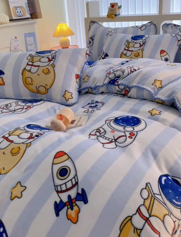 91家纺网 家纺一手货源 找家纺 安哆啦家纺 2024新款牛奶绒三角针四件套 太空人