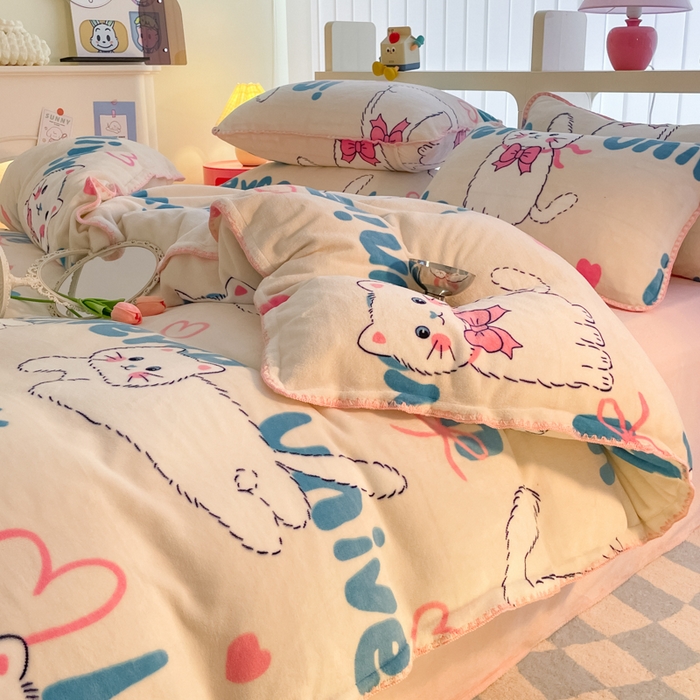 91家纺网 家纺一手货源 找家纺 安哆啦家纺 2024新款牛奶绒三角针四件套 英文猫咪